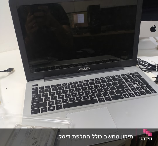 מחשב נייד אסוס ודיסק קשיח חיצוני על שולחן